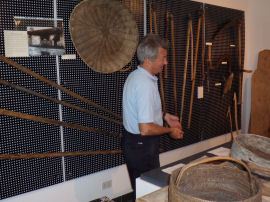 Attilio mostra gli attrezzi nel Museo Etnografico di Cheverel (La Salle) (46643 bytes)